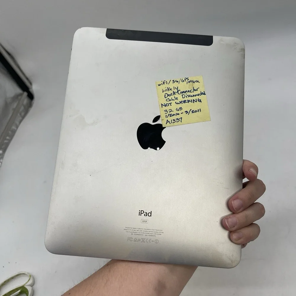 Apple iPad Model A1337 32 GB Space Grey 1st Generation Broken For Parts Bundle